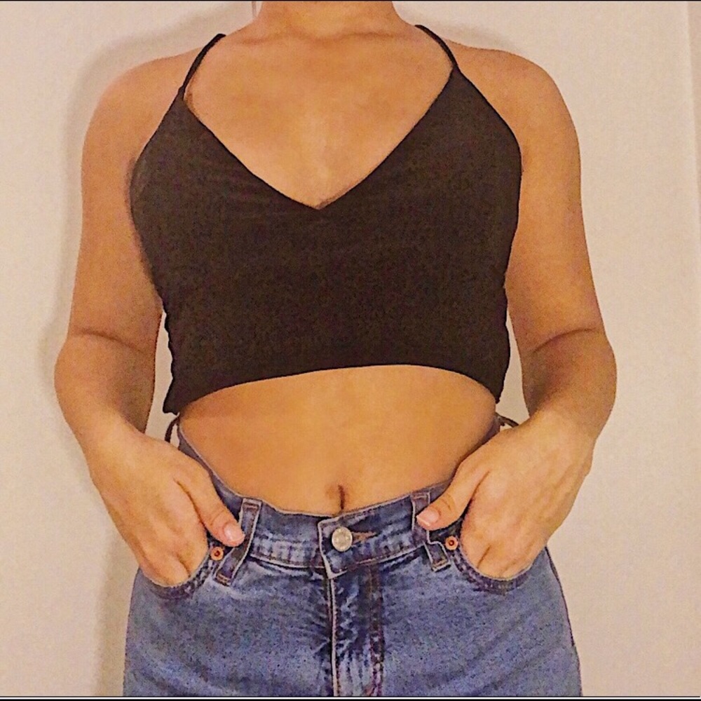 PRETTY LITTLE THING LOW CUT CROP TOP